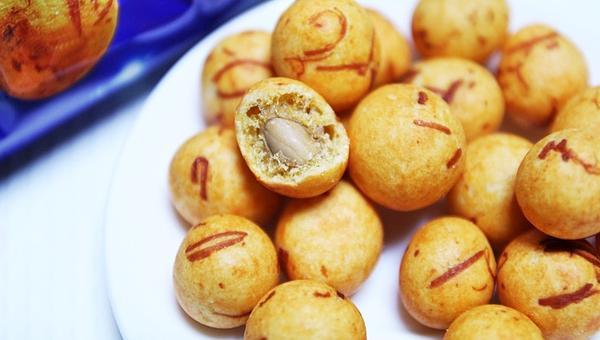 Korean Orion Peanut & Squid Ball Value Pack, 1 Box (98g X 7ea) 오징어 땅콩 - Mighty Depot